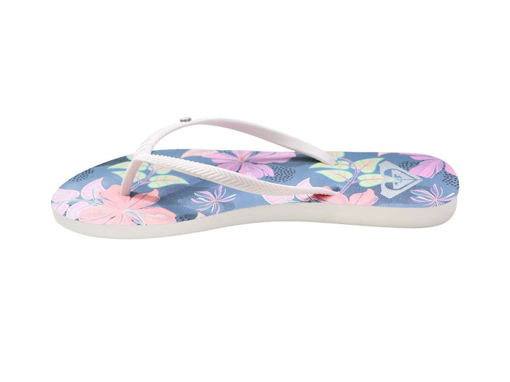 Sandalias tipo flip-flop ROXY con estampado de flores rosas y azules y tiras blancas.