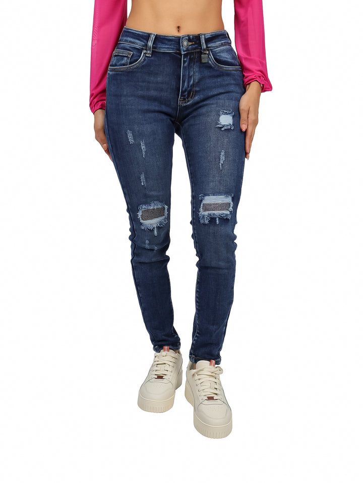 Pantalones jeans tubo color azul stone con detalles de destrucción en las rodillas para mujer.