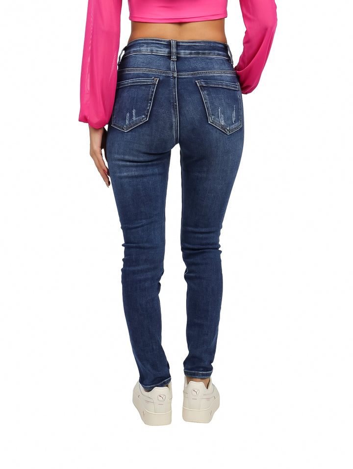 Pantalones jeans tubo color azul stone con detalles de destrucción en las rodillas para mujer.