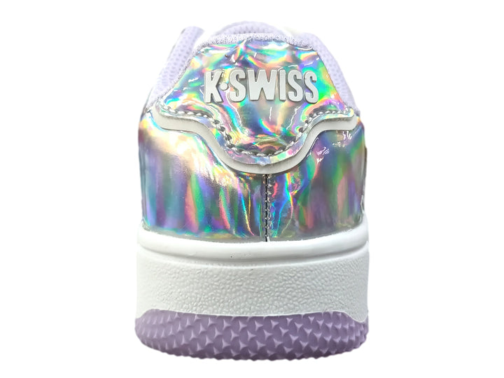 Tenis blancos K-Swiss con detalles iridiscentes y cierre de velcro para niña.