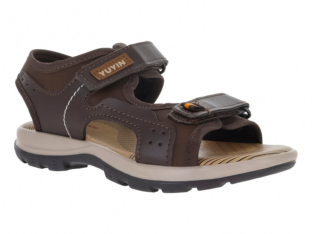 Sandalia infantil color chocolate con suela beige y correas ajustables.