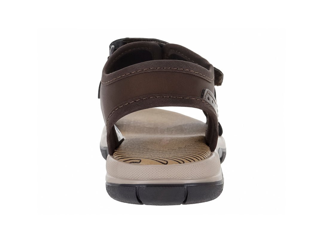Sandalia infantil color chocolate con suela beige y correas ajustables.