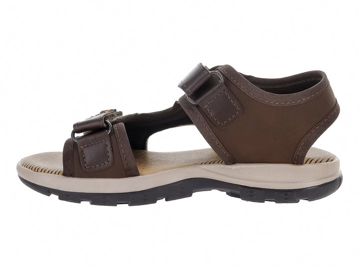 Sandalia infantil color chocolate con suela beige y correas ajustables.