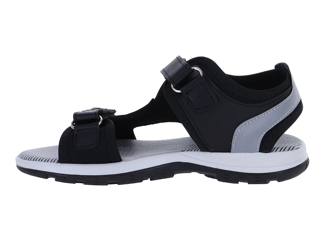 Sandalia deportiva infantil color negro con detalles en gris y suela blanca.