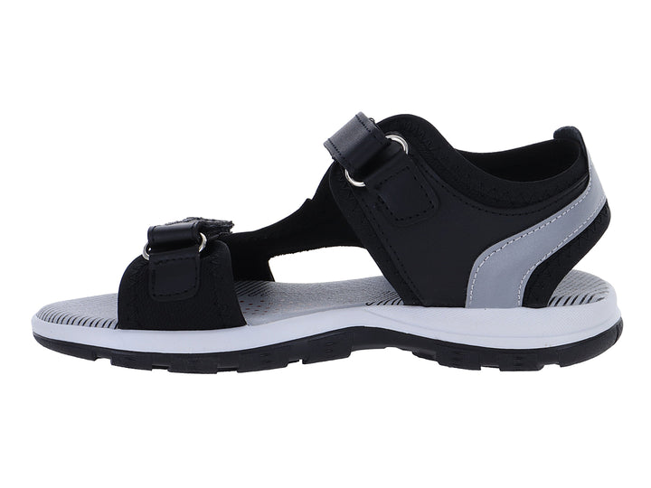 Sandalia deportiva infantil color negro con detalles en gris y suela blanca.