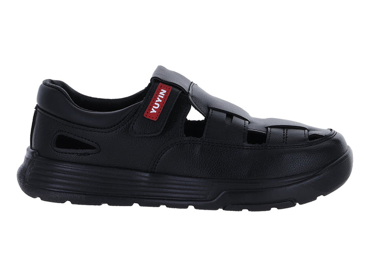 Zapato sandalia color negro con suela gruesa y aberturas laterales.