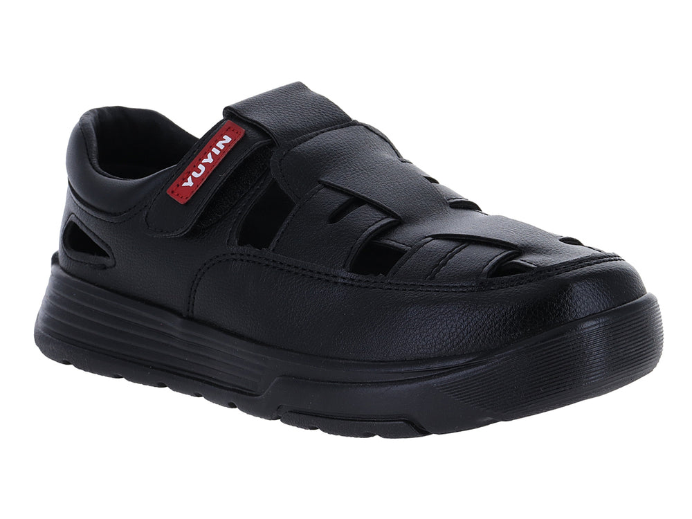 Zapato sandalia color negro con suela gruesa y aberturas laterales.