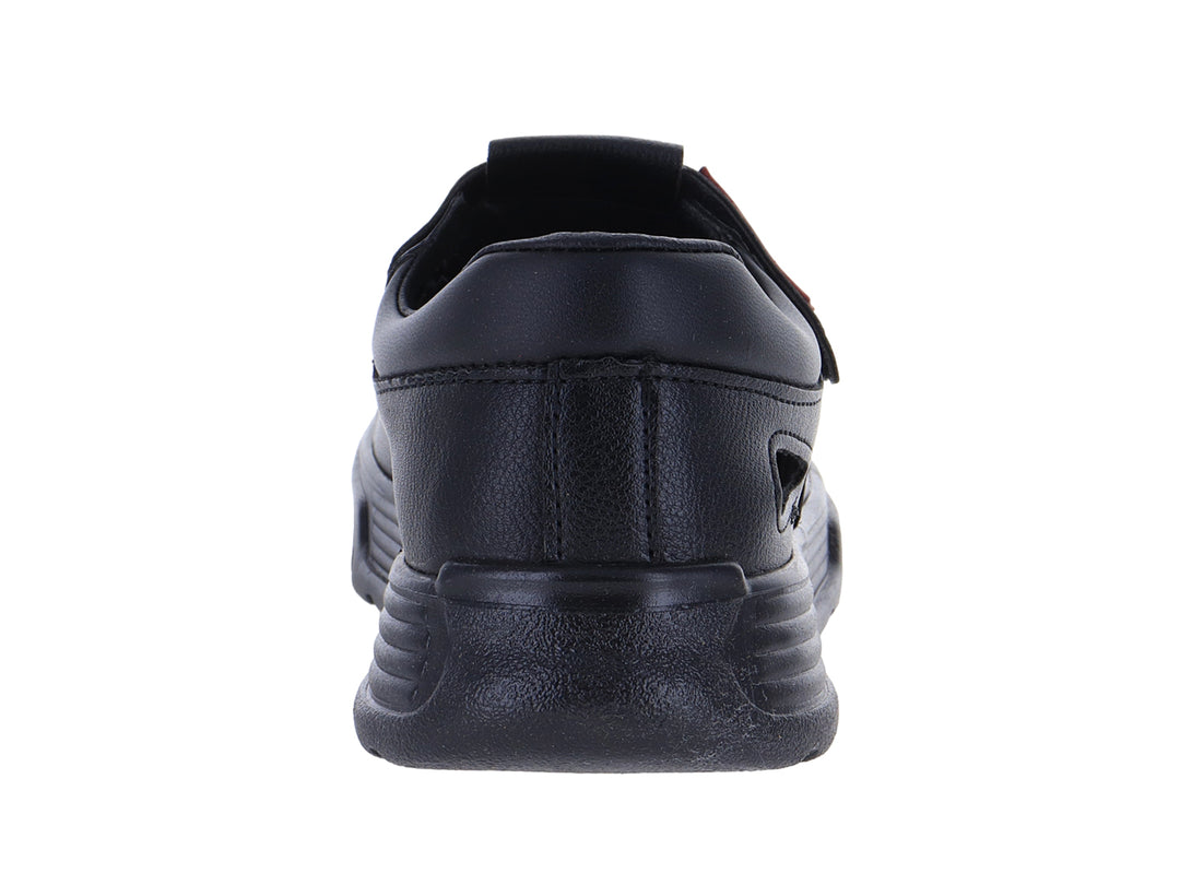 Zapato sandalia color negro con suela gruesa y aberturas laterales.