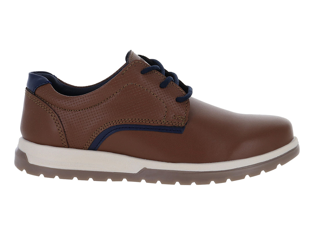 Zapato casual para niño color marrón con detalles en azul marino y suela blanca.