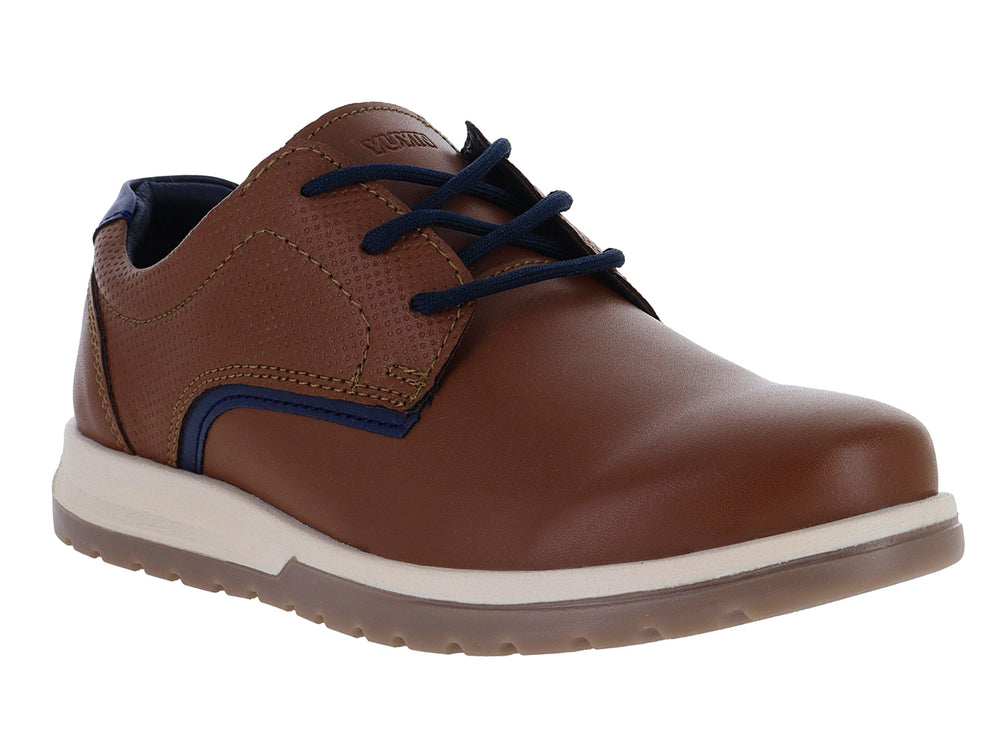 Zapato casual para niño color marrón con detalles en azul marino y suela blanca.