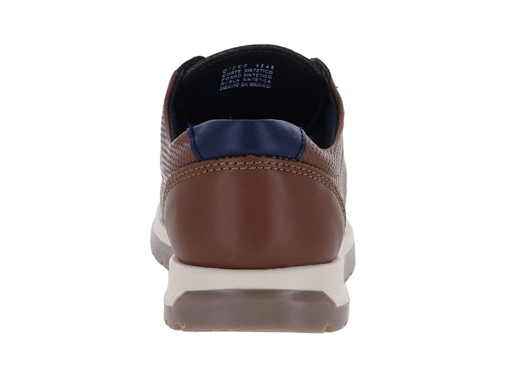 Zapato casual para niño color marrón con detalles en azul marino y suela blanca.