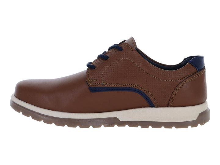 Zapato casual para niño color marrón con detalles en azul marino y suela blanca.