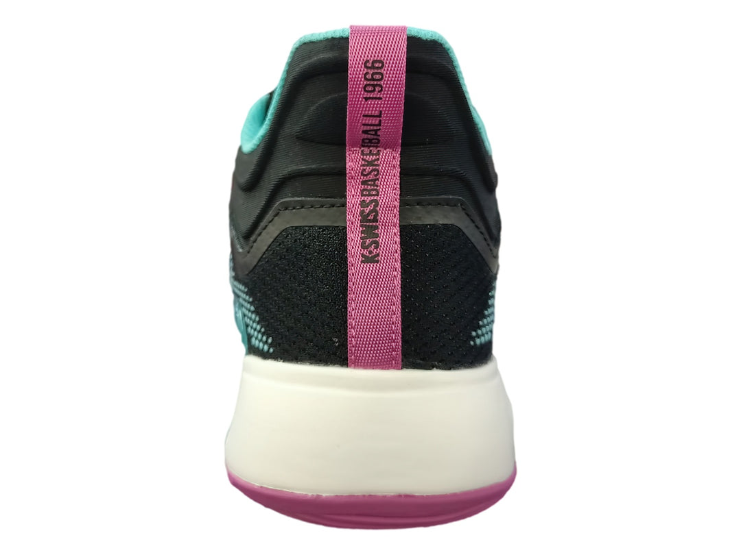 Tenis deportivos K-Swiss color negro con detalles en aqua y rosa, suela blanca y tejido transpirable.