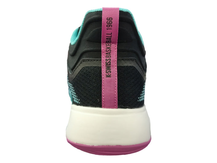 Tenis deportivos K-Swiss color negro con detalles en aqua y rosa, suela blanca y tejido transpirable.