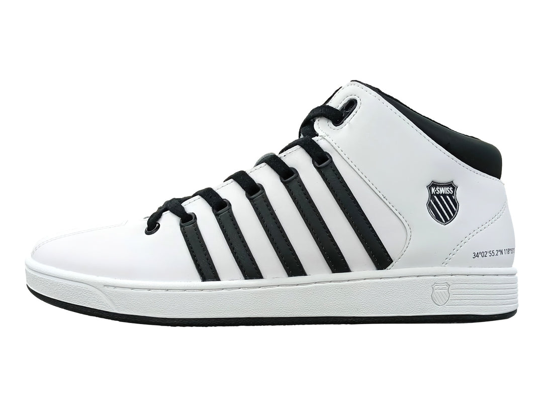 Tenis deportivos K-Swiss de caña alta color blanco con franjas negras laterales.