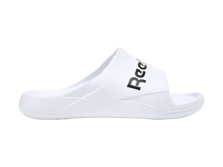 Sandalia deslizante Reebok de color blanco con logotipo negro en la banda superior.