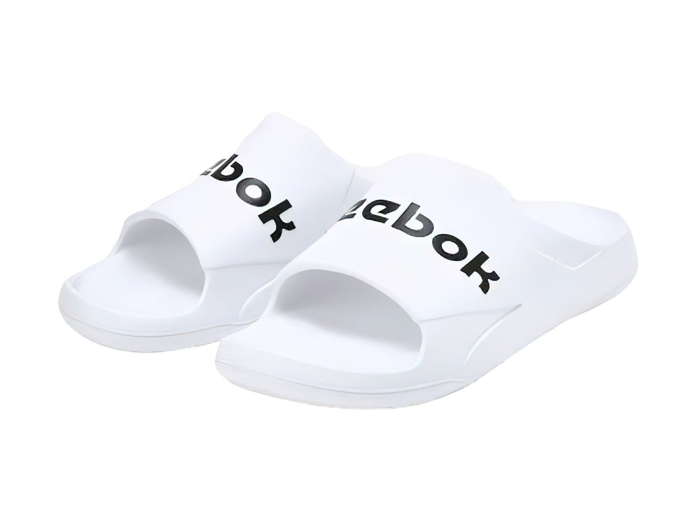 Sandalia deslizante Reebok de color blanco con logotipo negro en la banda superior.