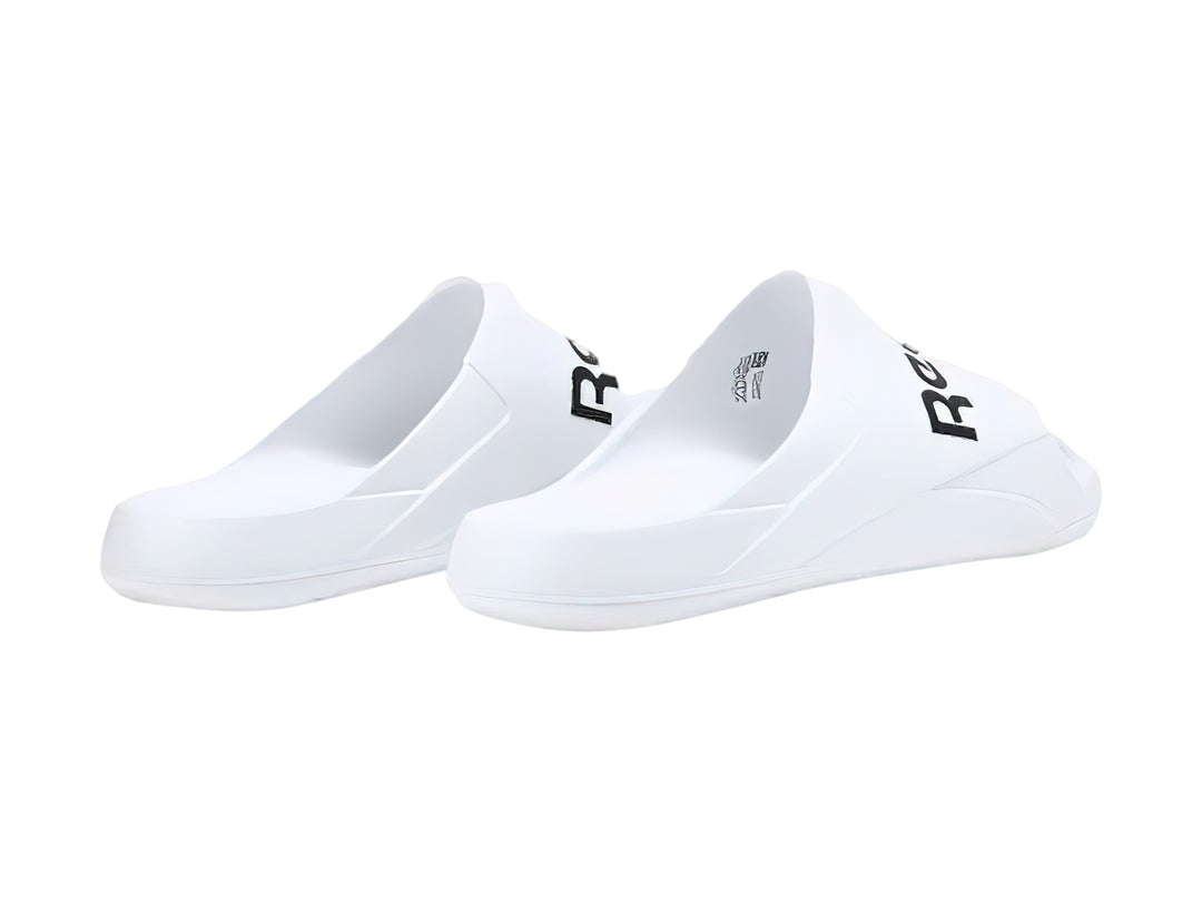 Sandalia deslizante Reebok de color blanco con logotipo negro en la banda superior.