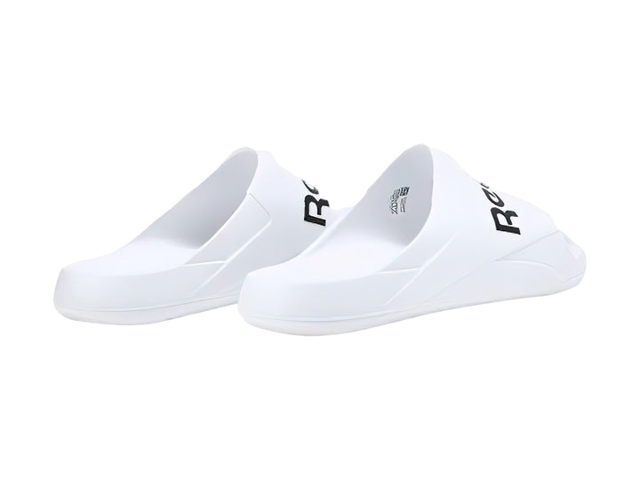 Sandalia deslizante Reebok de color blanco con logotipo negro en la banda superior.