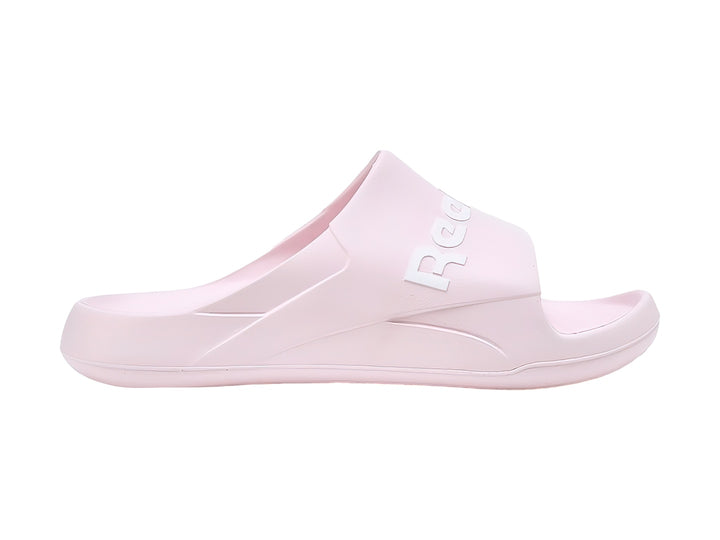 Sandalias slide Reebok en color rosa pálido con logotipo blanco en la banda superior.