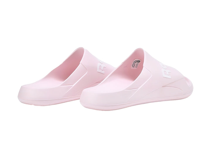 Sandalias slide Reebok en color rosa pálido con logotipo blanco en la banda superior.