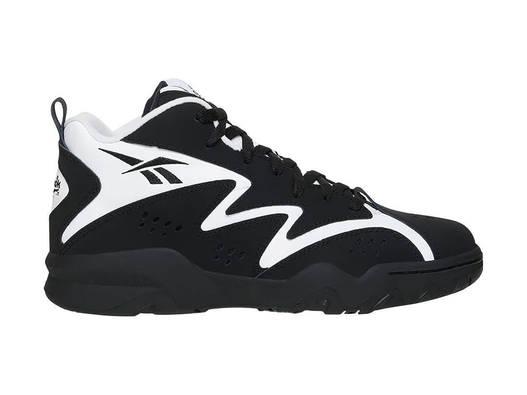 Tenis de baloncesto Reebok color negro con franjas blancas laterales y corte medio.