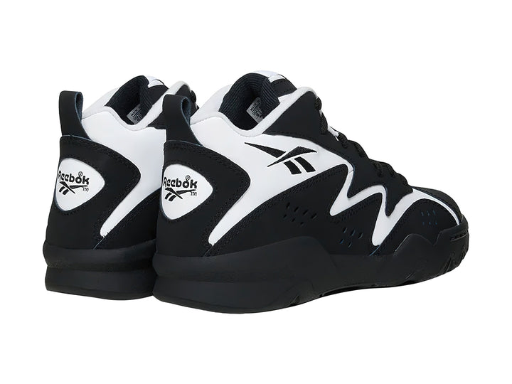 Tenis de baloncesto Reebok color negro con franjas blancas laterales y corte medio.