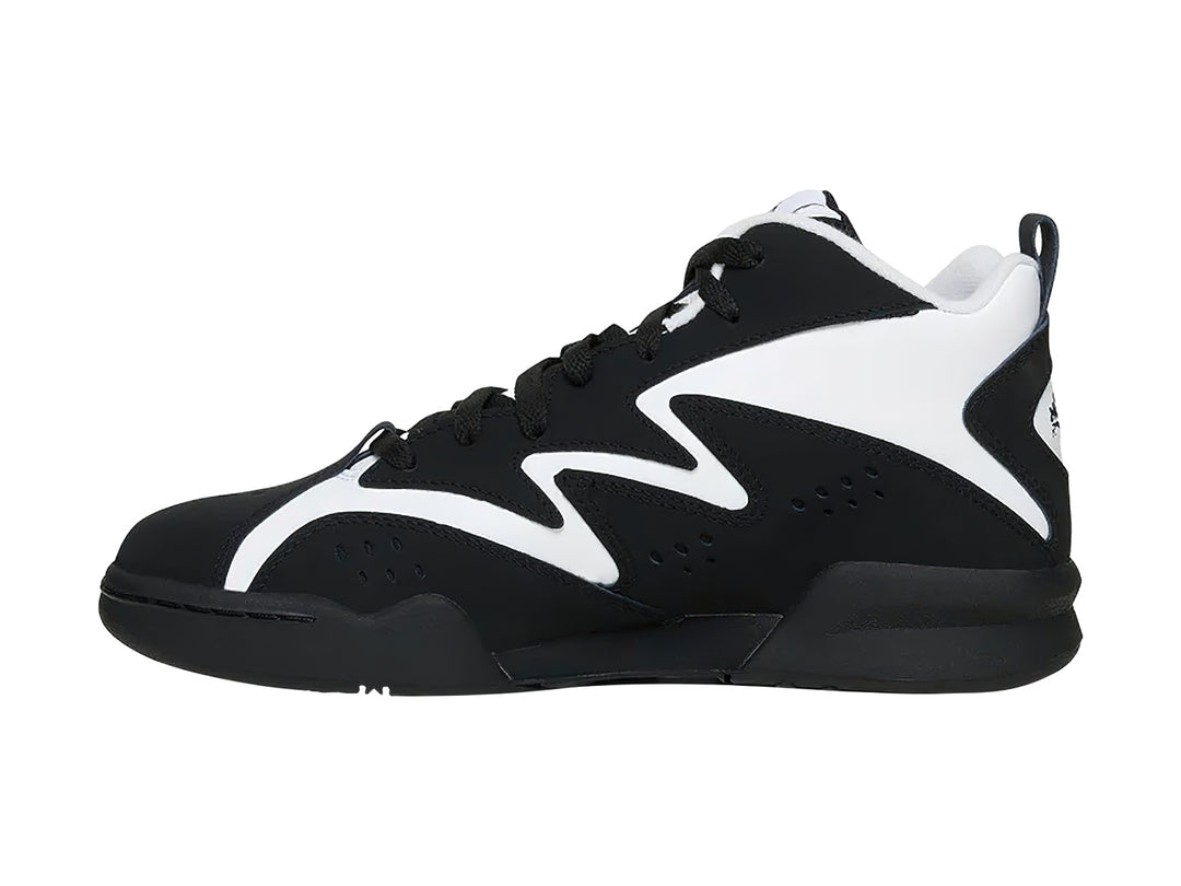 Tenis de baloncesto Reebok color negro con franjas blancas laterales y corte medio.