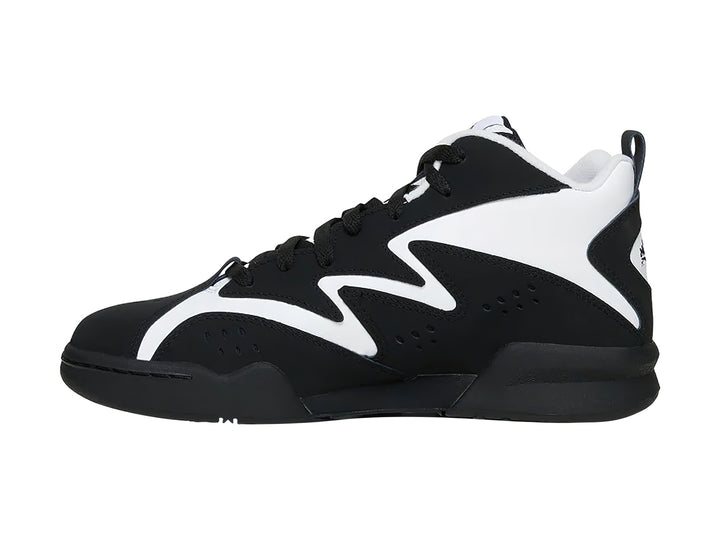 Tenis de baloncesto Reebok color negro con franjas blancas laterales y corte medio.