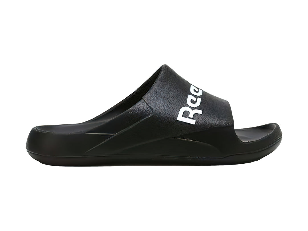 Sandalia deslizable Reebok color negro con logotipo blanco en la banda superior.
