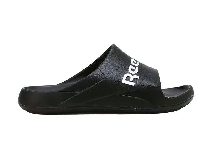 Sandalia deslizable Reebok color negro con logotipo blanco en la banda superior.