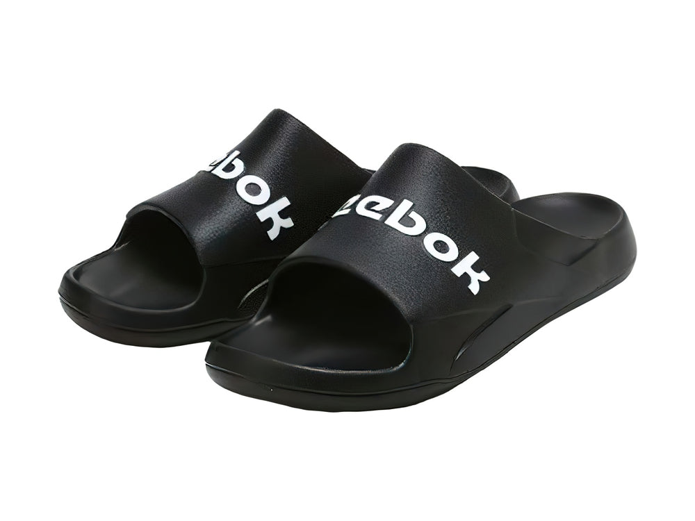 Sandalia deslizable Reebok color negro con logotipo blanco en la banda superior.