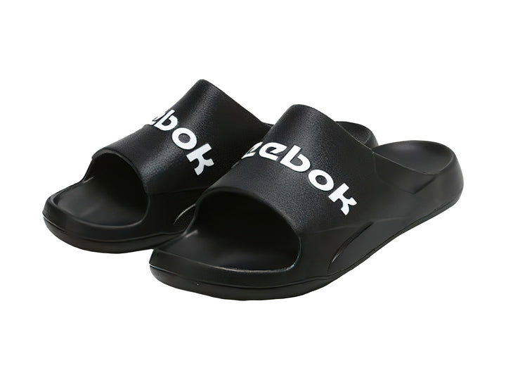 Sandalia deslizable Reebok color negro con logotipo blanco en la banda superior.