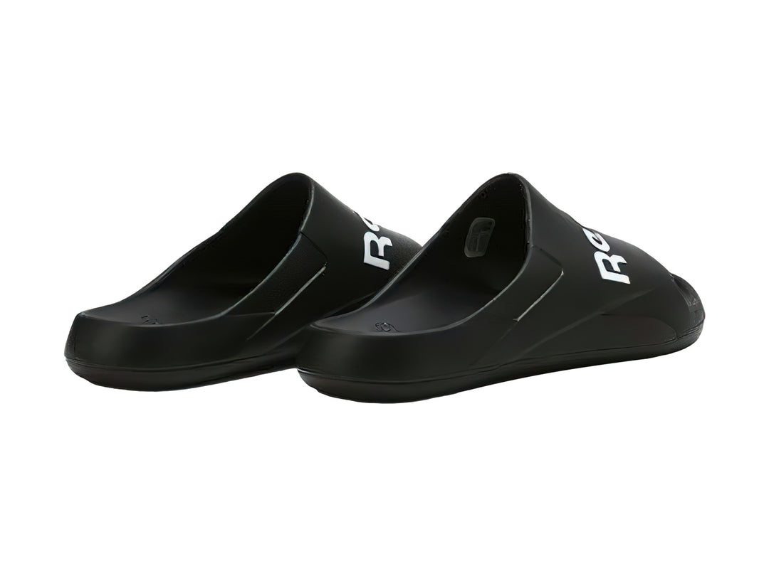 Sandalia deslizable Reebok color negro con logotipo blanco en la banda superior.