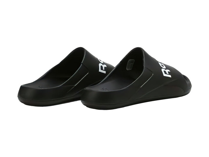 Sandalia deslizable Reebok color negro con logotipo blanco en la banda superior.