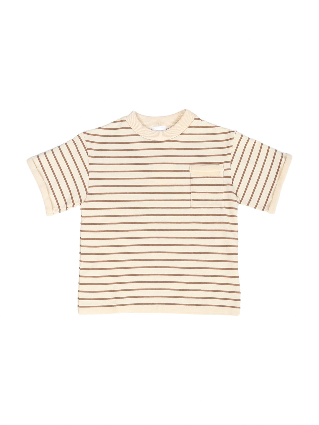 Playera ivory de manga corta con rayas horizontales cafés y bolsillo frontal para niños.