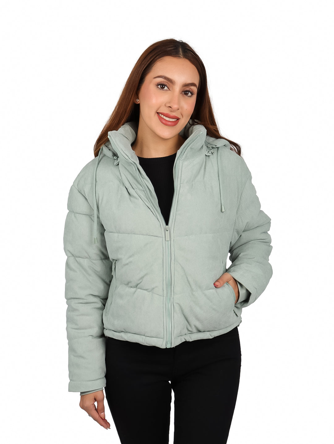 Mujer vistiendo una chamarra acolchada color menta con capucha y cierre frontal.