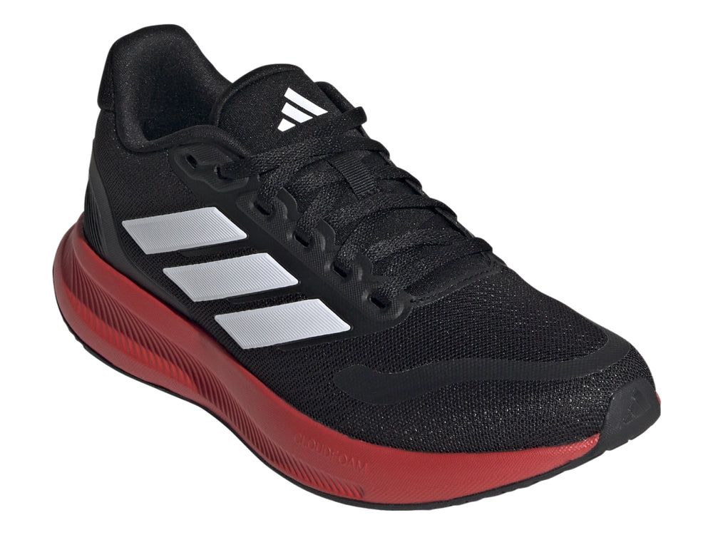 Tenis deportivos Adidas color negro con suela roja y franjas blancas laterales.