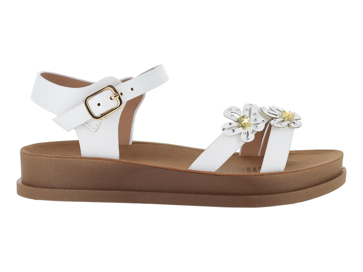 Sandalia blanca de plataforma con adornos de flores y hebilla dorada.