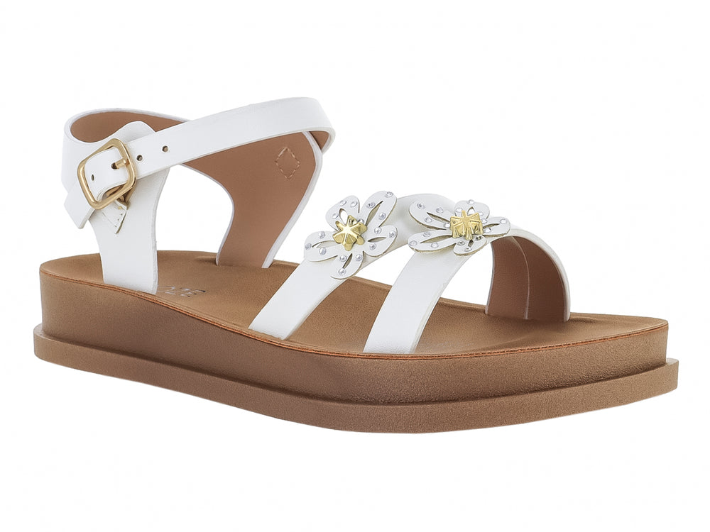 Sandalia blanca de plataforma con adornos de flores y hebilla dorada.