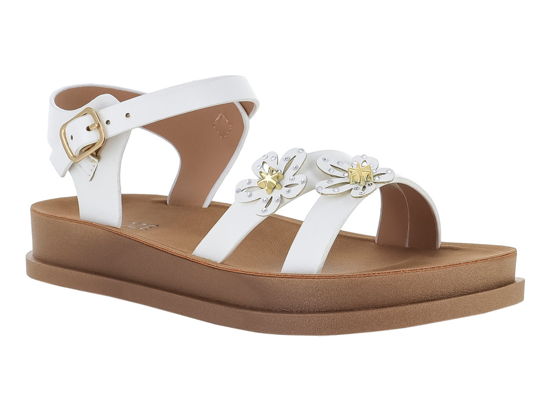 Sandalia blanca de plataforma con adornos de flores y hebilla dorada.