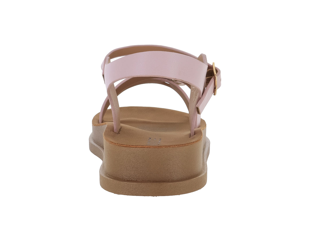 Sandalias color rosa con plataforma café y adornos de flores en la parte frontal.