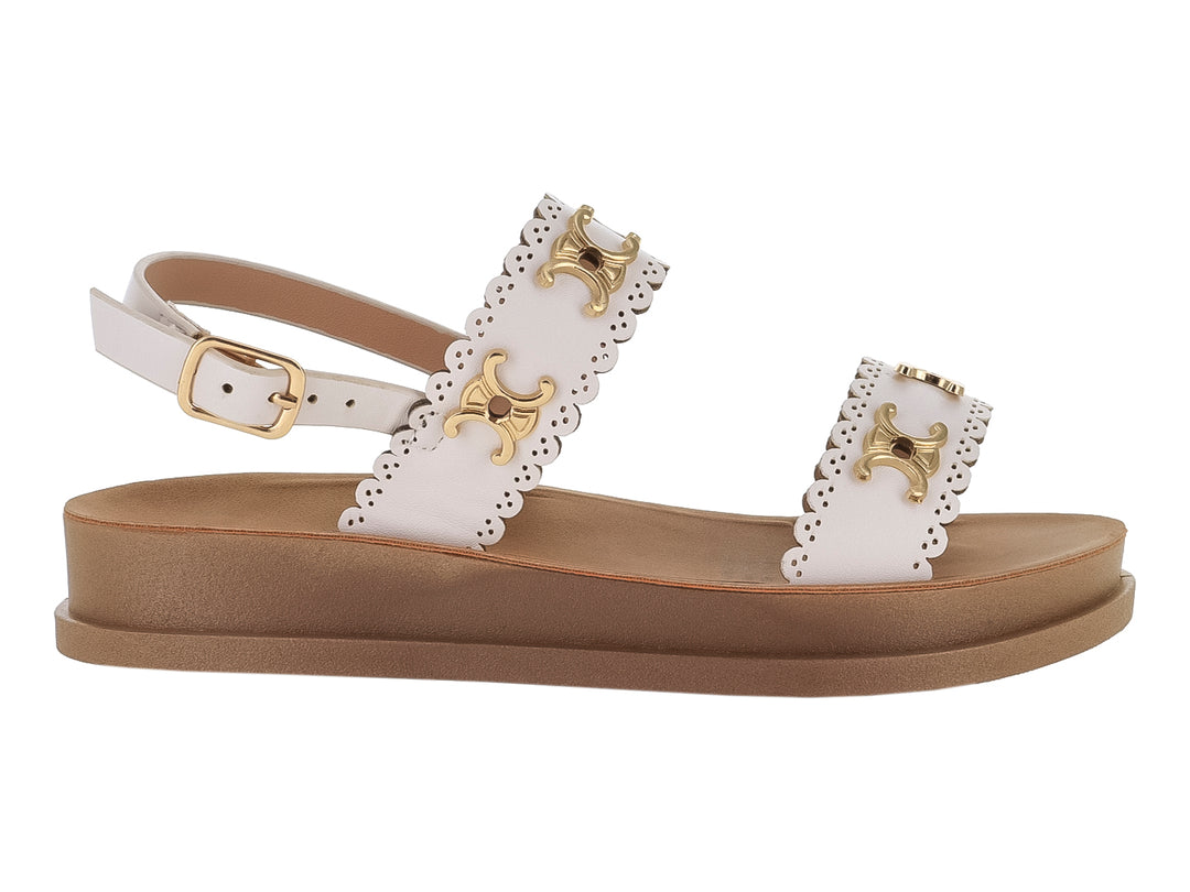 Sandalia de plataforma blanca y beige con adornos dorados y correa ajustable.
