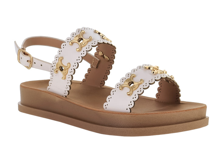 Sandalia de plataforma blanca y beige con adornos dorados y correa ajustable.