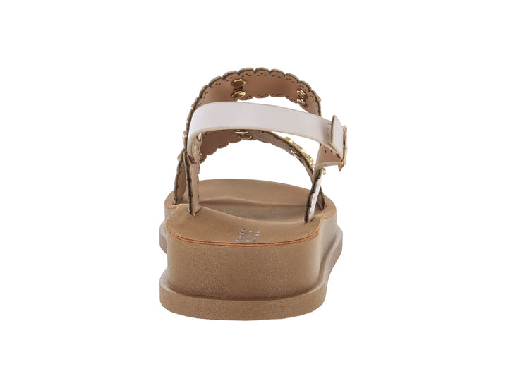 Sandalia de plataforma blanca y beige con adornos dorados y correa ajustable.