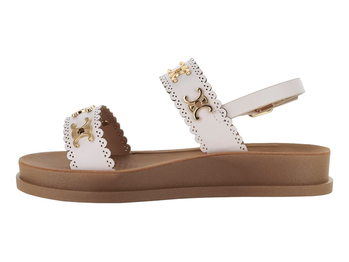Sandalia de plataforma blanca y beige con adornos dorados y correa ajustable.