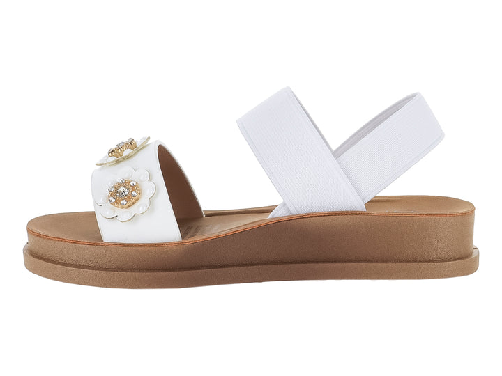 Sandalia de plataforma blanca con suela marrón y adorno de flor en la correa frontal.