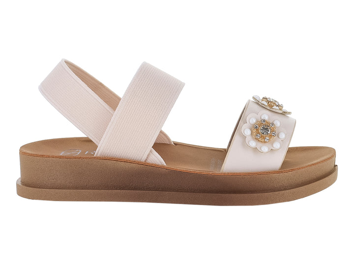 Sandalia de plataforma beige con tiras cruzadas y detalle floral con perlas en la parte superior.