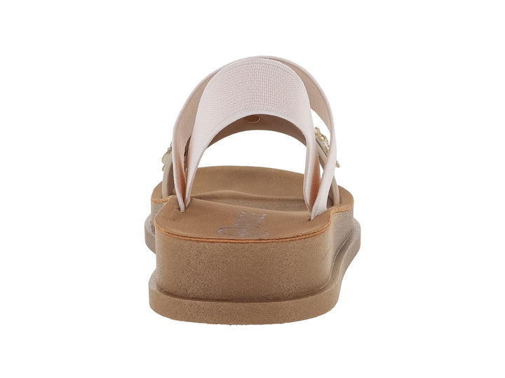 Sandalia de plataforma beige con tiras cruzadas y detalle floral con perlas en la parte superior.
