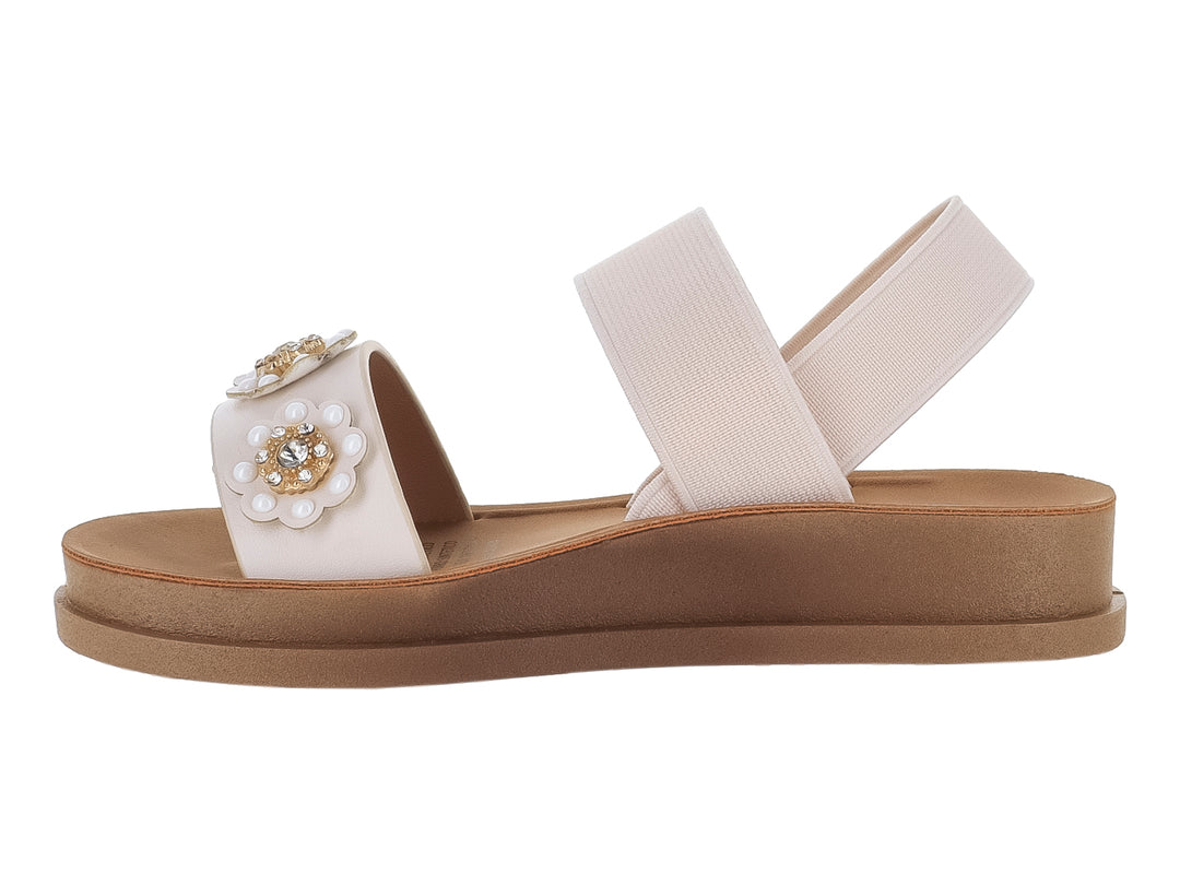 Sandalia de plataforma beige con tiras cruzadas y detalle floral con perlas en la parte superior.